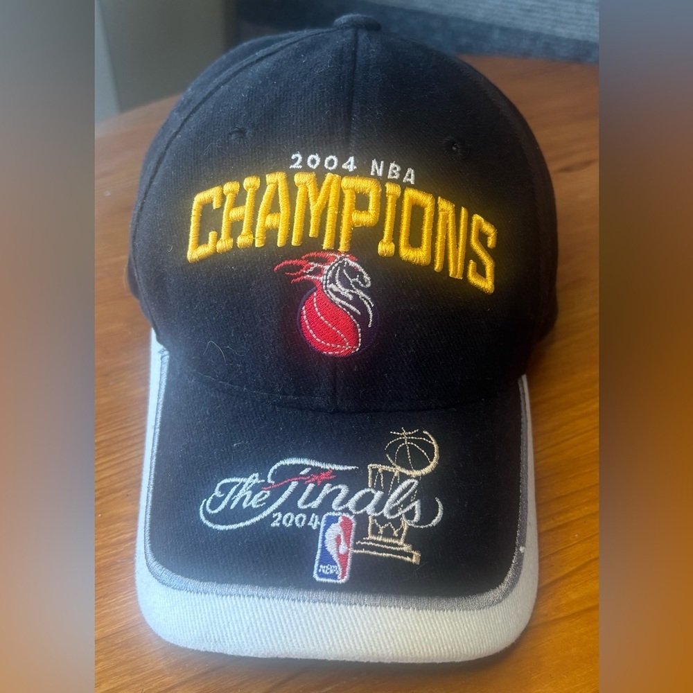 Vintage 2004 Reebok Detroit Pistons NBA Champion Velcro Strapback Hat OSFA EUC - Picture 2 of 8